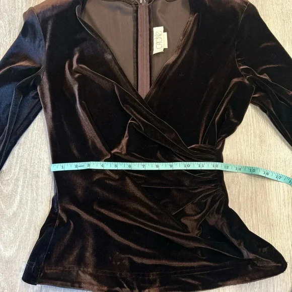 Cache brown velvet long sleeve top with faux fur cuffs. - Picture 7 of 7